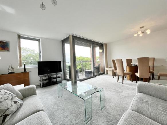 LOUNGE WITH DINING AREA