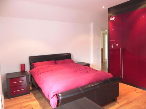 https://s3-eu-west-1.amazonaws.com/propertylab/allanmorris/property-images/standard/3742_Messuage House - Bedroom Two.JPG