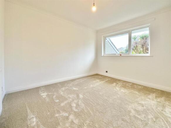 14 Summerlands Close 17.JPG
