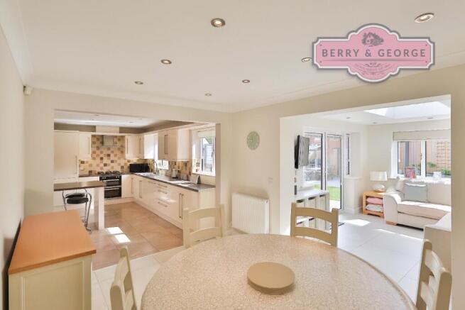 KITCHEN /FAMILY ROOM