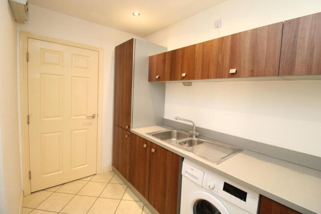 2 bed Apartment to rent Image 4