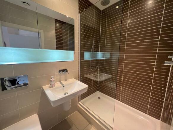 93 ensuite.jpg