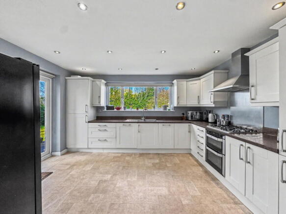 5 bed Detached for sale Image 4