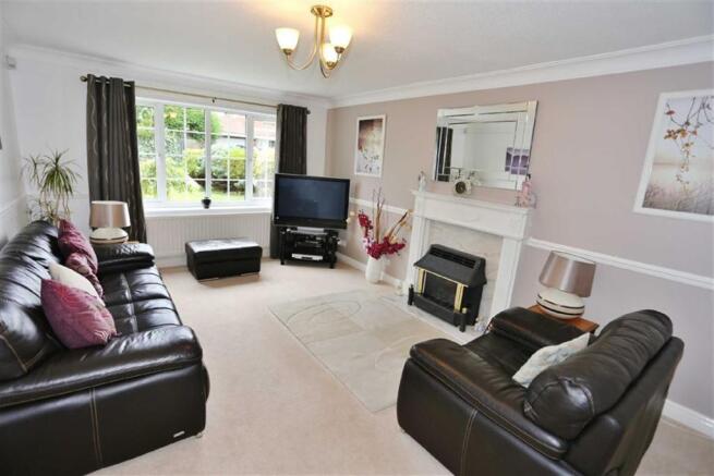LIVING ROOM (FRONT)