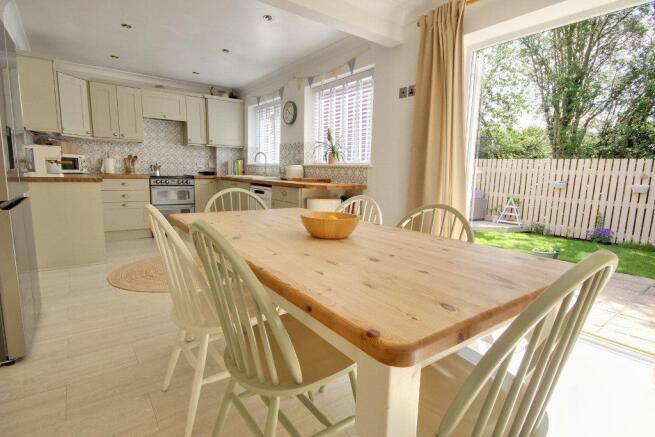 4 bed Detached for sale Image 4