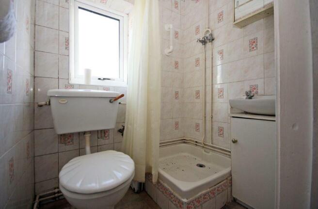 Shower 4 High Street Cemaes Bay-6 T202406211614.jpg