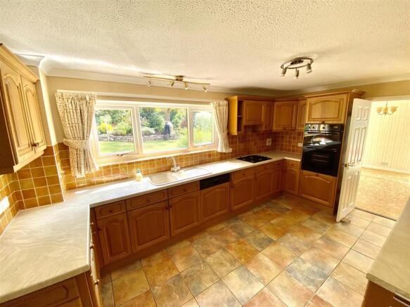 KITCHEN/BREAKFAST ROOM