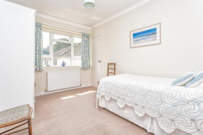 flat-courtlands-crescent-banstead-1001.jpg