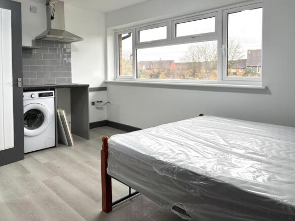 Bright, modern double bedroom with built-in kit...