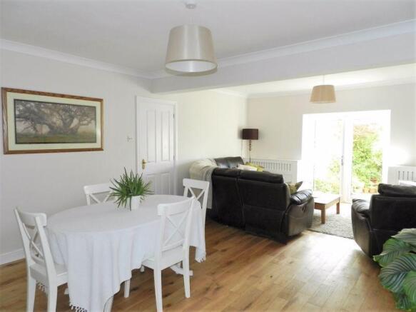 Lounge/Dining ...