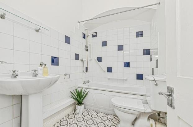 2 bed House to rent Image 9