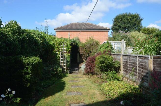 70 Prospect Crescent gdn.JPG