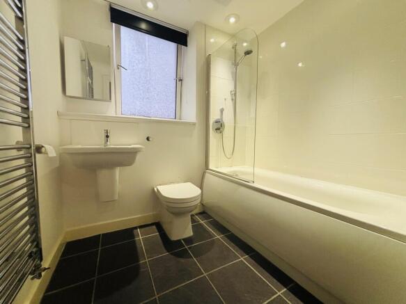 2 bed Apartment to rent Image 4