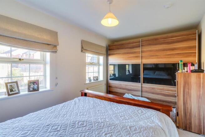 4 bed Town House to rent Image 5