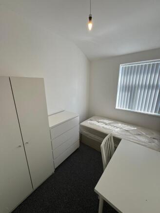 4 bed House to rent Image 9