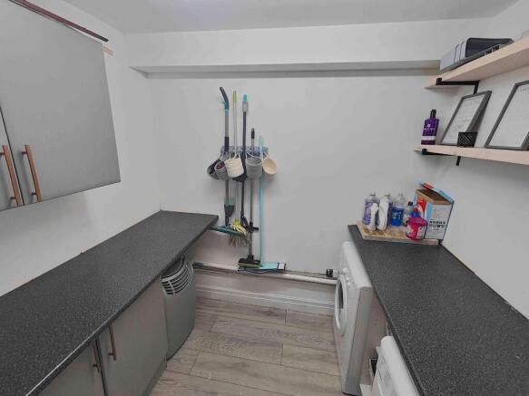 6 bed Detached for sale Image 10