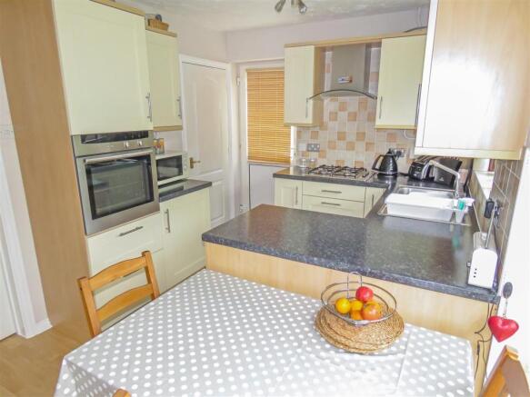 KITCHEN/DINING ROOM