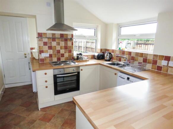 Kitchen (a).JPG
