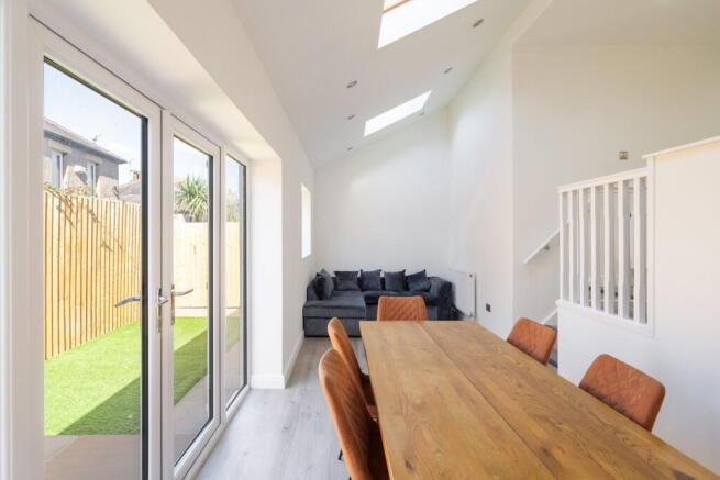 5 bed Semi-Detached for sale Image 7