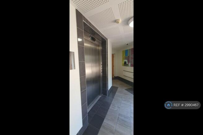 2 bed Flat to rent Image 11