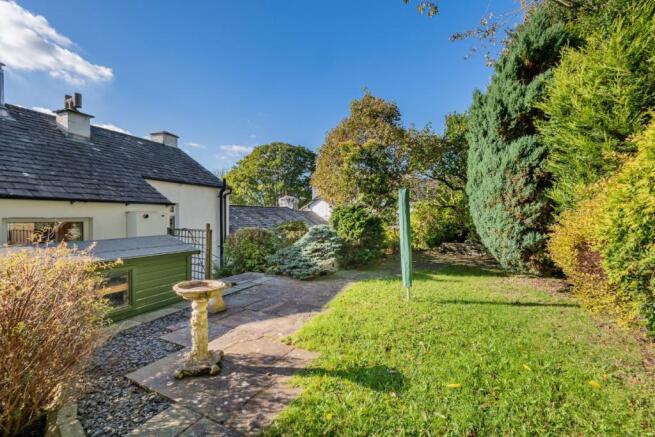 Crown Cottage - Lawn and Patio