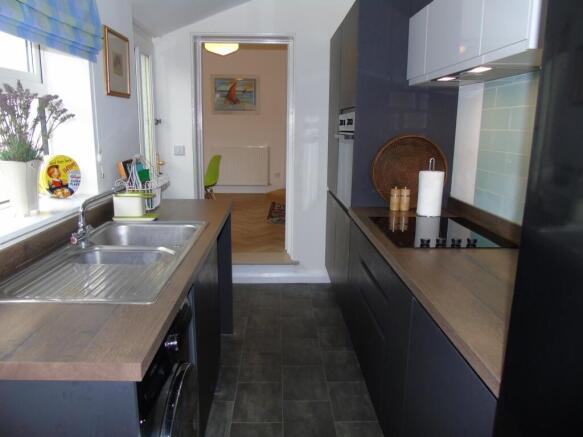 4 bed Semi-Detached to rent Image 7