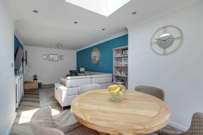 Lounge/Dining Area