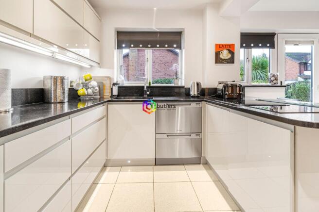 4 bed Detached for sale Image 7