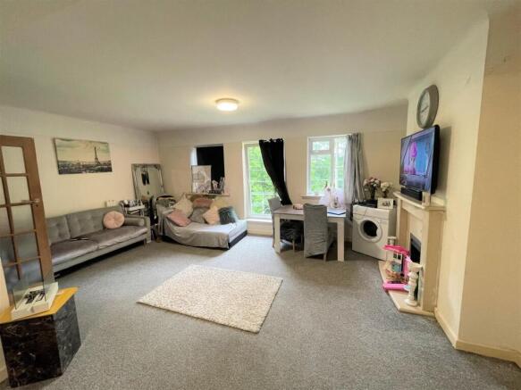 10 maycroft court lounge 2.JPG