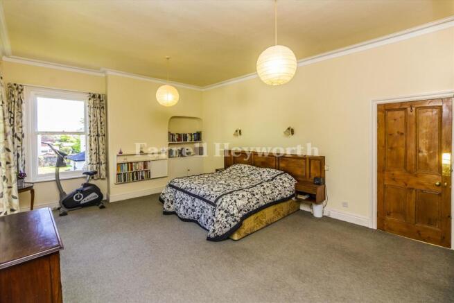 Bedroom 1 image 2