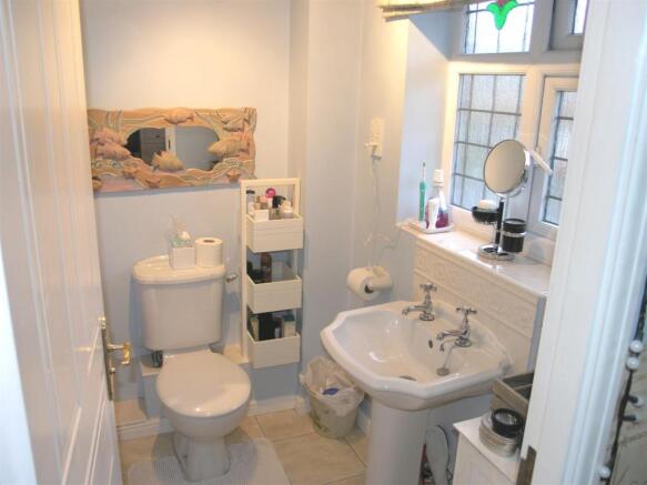 EN-SUITE SHOWER ROOM