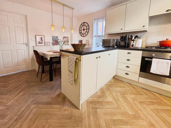 3 bed Semi-Detached for sale Image 5