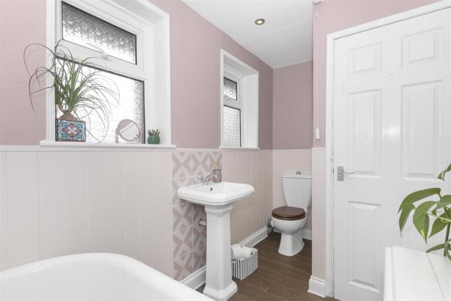 Bathroom 1.1.jpg