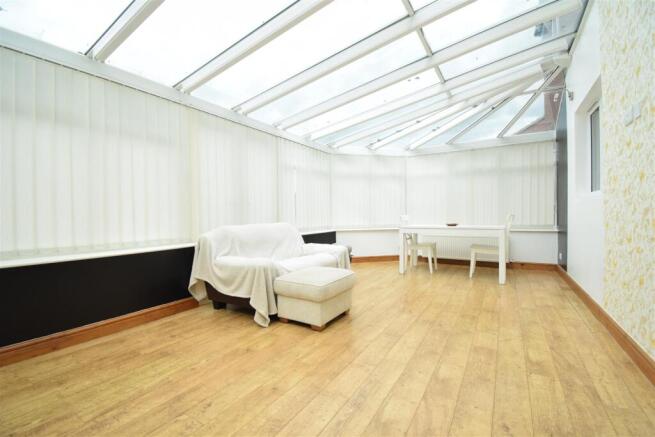 5 bed Detached to rent Image 9