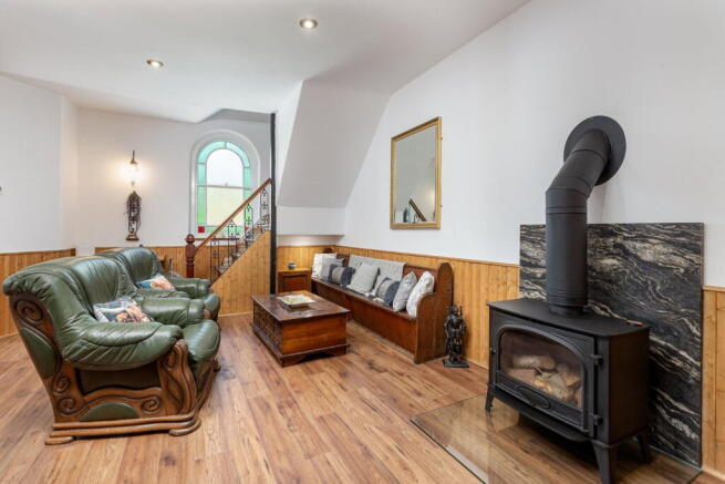 5 bed Detached for sale Image 9