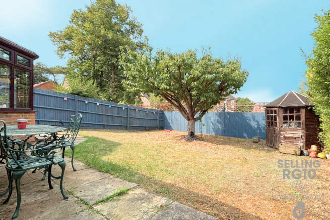 The Hawthorns, Charvil, Reading, Berkshire, RG10 photo 2