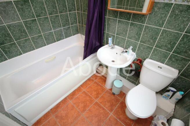 4 bed House to rent Image 8
