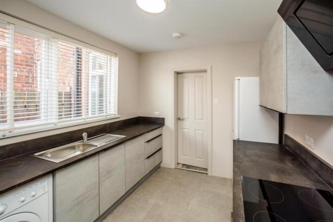 4 bed House Share to rent Image 5