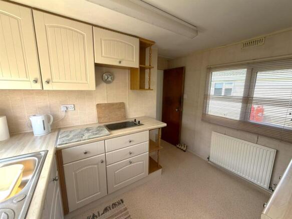 2 bed Park Home for sale Image 4