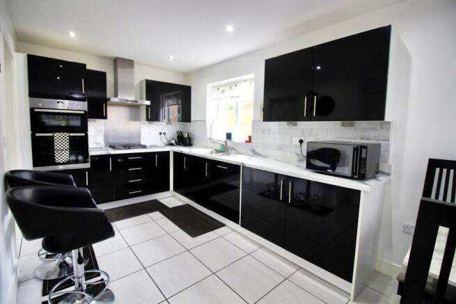 4 - Kitchen.jpg