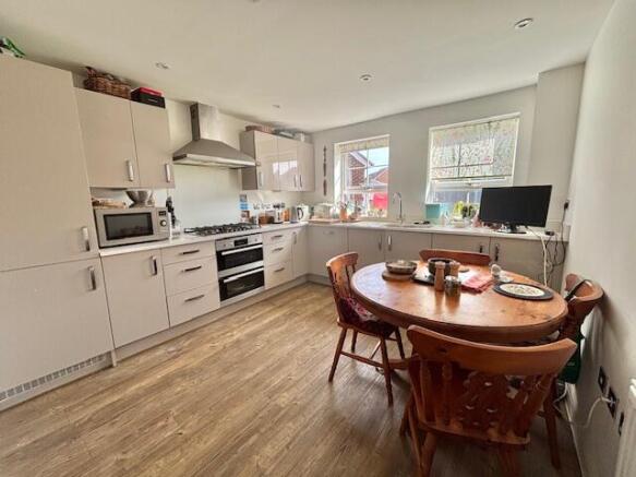 Kitchen/ Breakfast Room