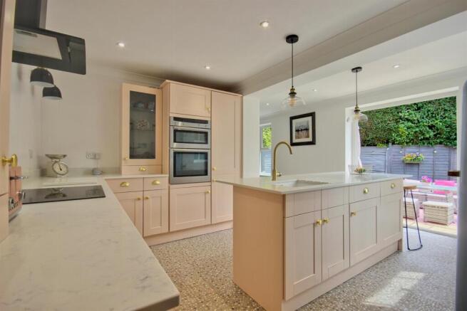 5 bed Detached for sale Image 4