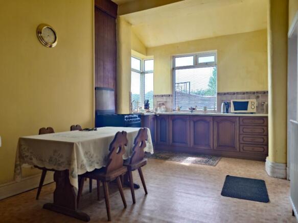 5 bed Detached for sale Image 8