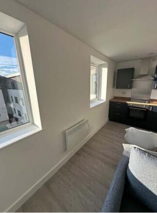 2 bed Apartment to rent Image 4