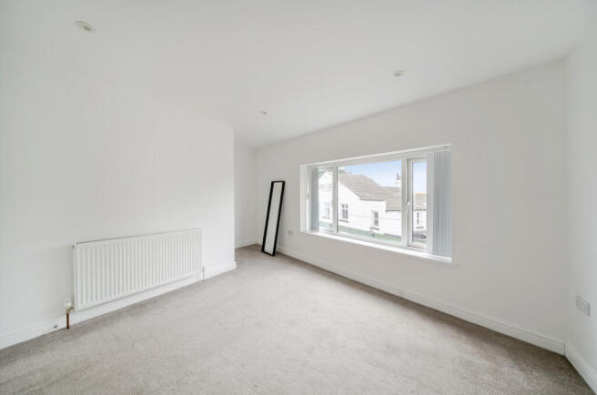 3 bed Flat for sale Image 11