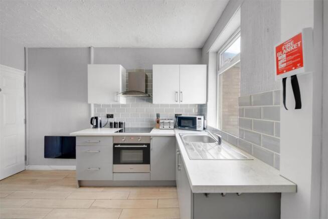 KITCHEN/DINING AREA