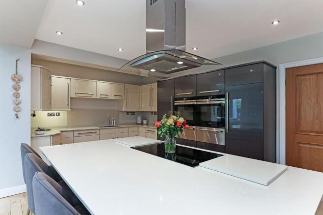 5 bed Detached for sale Image 5