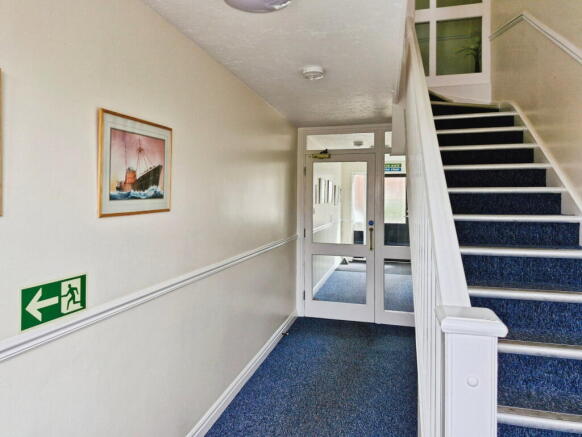 3 bed Apartment for sale Image 6