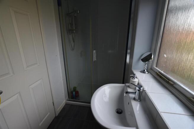 EN-SUITE SHOWER ROOM