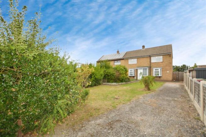 3-bed semi-detached on Axholme Avenue, Crowle, £155,000